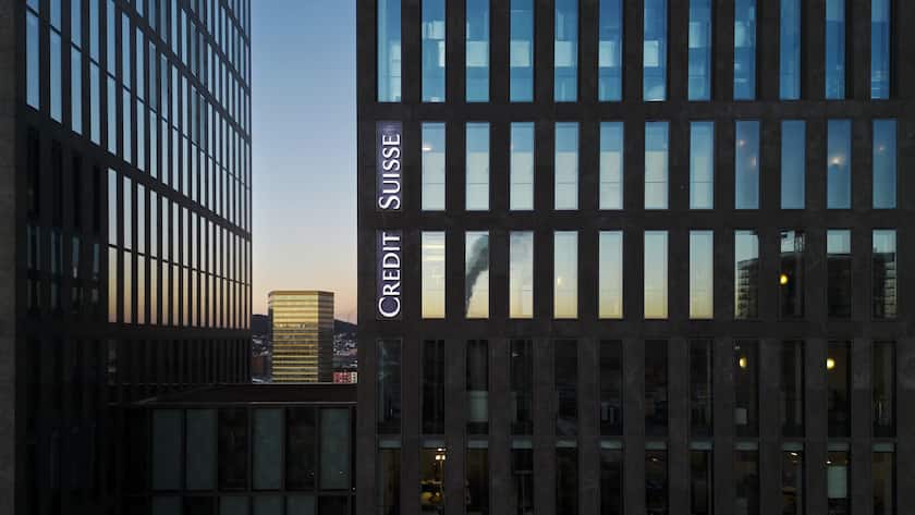Das Logo der Schweizer Bank Credit Suisse an einem Gebaeude der Bank in Zuerich Oerlikon, aufgenommen mit einer Drohne am Mittwoch, 23. November 2022 in Zuerich. Die Aktionaere haben der Beschaffung von rund 4 Milliarden Franken durch die Ausgabe neuer Aktien sowie dem Einstieg der Saudi National Bank als neuer Grossaktionaerin zugestimmt. Die angeschlagene Grossbank steckt aber auch weiterhin tief in den roten Zahlen und muss nun auch hohe Geldabfluesse vermelden.(KEYSTONE/Michael Buholzer)