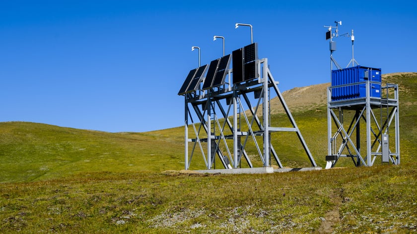 Wird hier künftig Winterstrom produziert? Test-Panels in den Alpen für das Solarkraftwerk-Projekt Grengiols Solar im Saflischtal (VS).