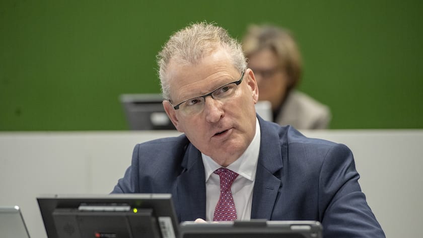 Der Zuger Regierungsrat Heinz Taennler, SVP, waehrend der Zuger Kantonsratssitzung vom Donnerstag, 30. April 2020 in der Dreifachturnhalle der Kantonsschule in Zug waehrend der Corona-Pandemie. (KEYSTONE/Urs Flueeler).