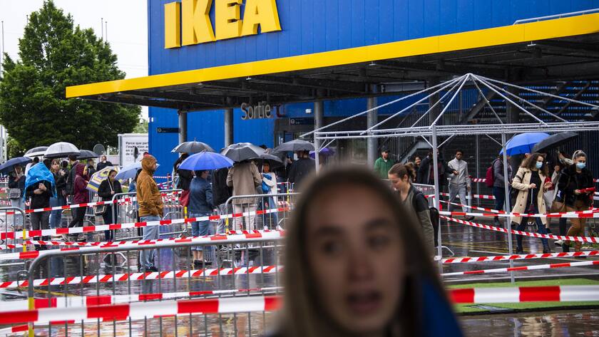 Ikea verzichtet auch in der Schweiz auf Kurzarbeits-Entschädigung Customers queue to enter a Ikea store on its reopening day during the spread of the pandemic Coronavirus (COVID-19) disease in Aubonne, Switzerland, Monday, May 11, 2020. In Switzerland from today, the Swiss authorities lifted second part of the lockdown. (KEYSTONE/Jean-Christophe Bott)