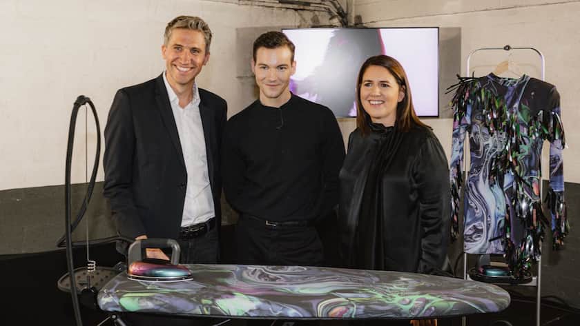 Steam Team: Laurastar-Co-CEOs Michael und Julie Monnet (aussen), mit Modeschöpfer Kévin Germanier (Mitte).