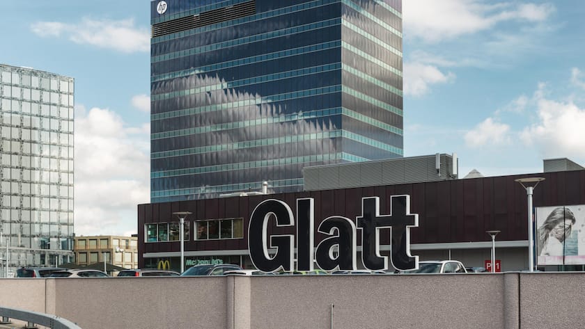 Ansicht des Glatt Centers mit markantem Turm von der Einfahrt her gesehen.