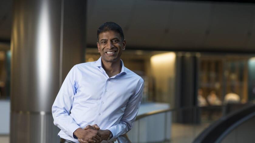 Vas Narasimhan, CEO der Novartis AG, lässt sich anlässlich eines Bloomberg-Interviews fotografieren.