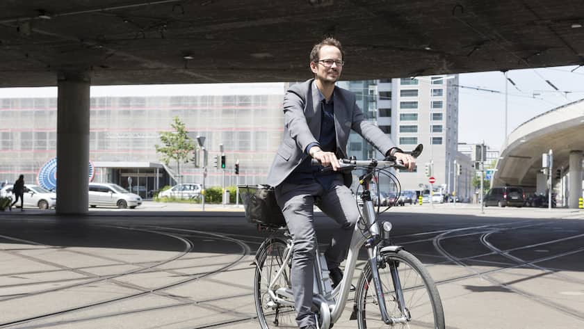 Balthasar Glaettli, Politiker und Nationalrat der Gruenen Partei Zuerich, ist unterwegs mit seinem E-Bike, am Donnerstag, 28. Mai 2015, in Zuerich. (KEYSTONE/Gaetan Bally)