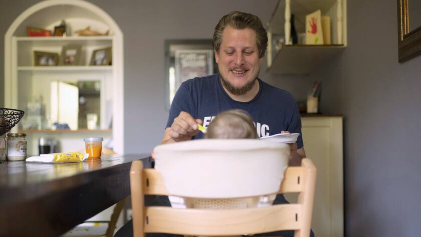 Ein Vater fuettert an seinem freien Tag zu Hause seine sechs Monate alte Tochter mit Brei, fotografiert am 19. Mai 2020 in Zuerich. (KEYSTONE/Christian Beutler)