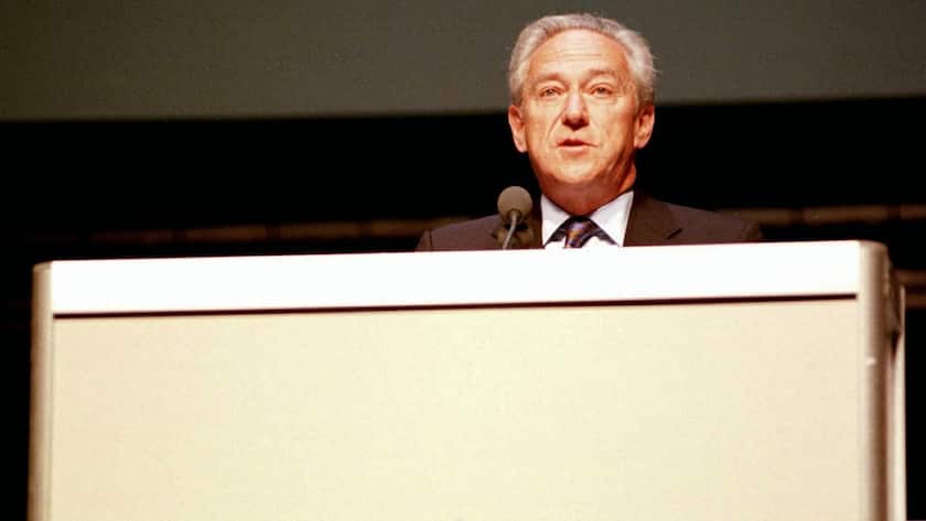 Rainer E. Gut, Praesident des Verwaltungsrates der Credit Suisse Group, spricht am Freitag, 28. Mai 1999, an der Generalversammlung im Hallenstadion in Zuerich. (KEYSTONE/ROGER DOELLY)