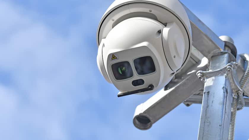 Eine Überwachungskamera ist am 21.09.2017 in Berlin bei einem Pressegespräch am RAW-Gelände zu sehen. Dort stellten Vertreter von Polizei und Politik die neue mobile Videoüberwachungstechnik der Polizei vor. Die Polizei will die mobile Videoüberwachung zunächst an fünf Orten mit viel Kriminalität testen. (KEYSTONE/DPA/Paul Zinken)