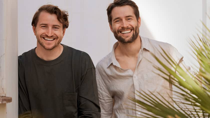 Freude herrscht: Florian (links) und Gian Grundböck haben an ihrem neuen Produkt viel Spass.