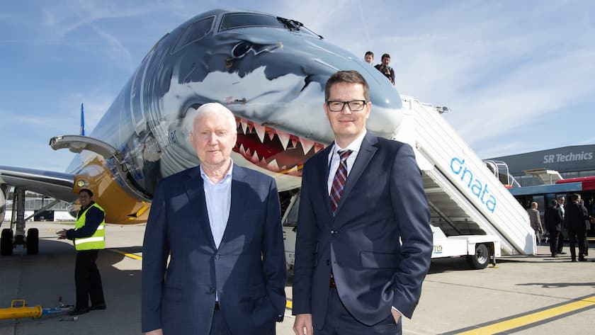 Investor Martin Ebner, links, und Tobias Pogorevc, CEO Helvetic Airlines, rechts, posieren vor dem neuen Embraer E190-E2 der Helvetic Airways, am Mittwoch, 26. September 2018, in Kloten. (KEYSTONE/Melanie Duchene)
