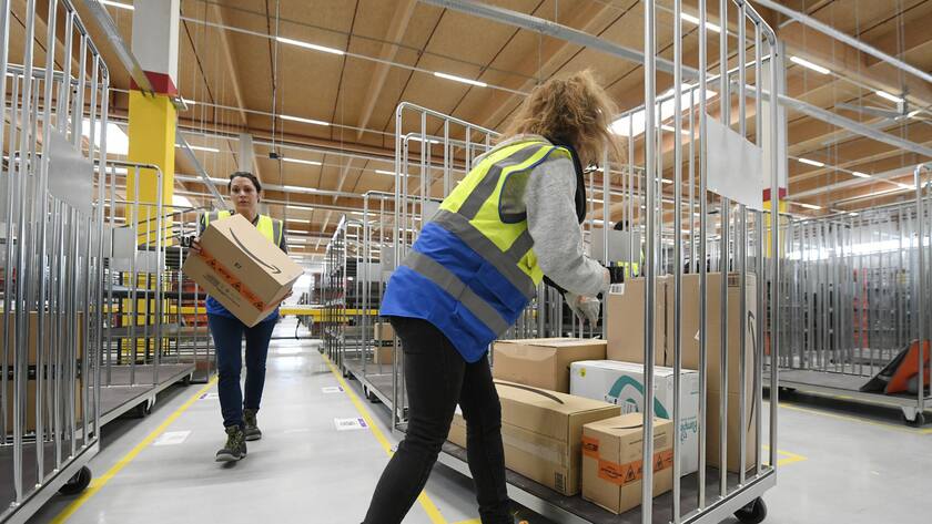 Mitarbeiterinnen des Amazon Verteilzentrum in Großebersdorf.