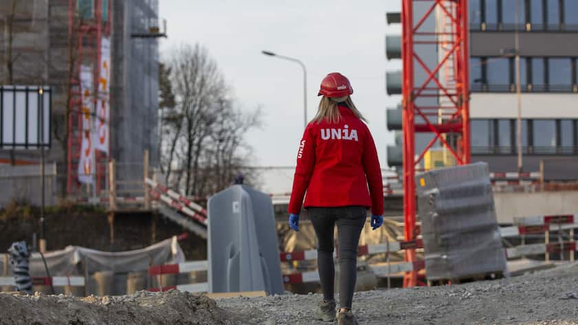 Eine Unia Mitarbeiterin steht auf einer Baustelle, am Freitag, 27. Maerz 2020 in Fribourg. Die Gewerkschaft Unia hat an diesem Morgen die Zufahrt zu einer Baustelle mit ca. 60 Bauarbeitern blockiert. Gemaess Unia werden auf der Baustelle die Massnahmen in Bezug auf den Coronavirus nicht beachtet. (KEYSTONE/Peter Klaunzer)