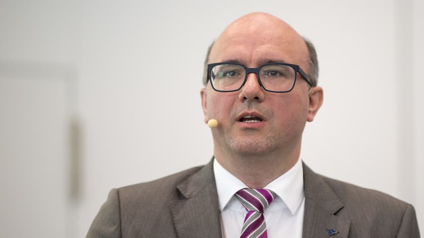 Michael Mueller, Leiter Basler Schweiz, spricht an der Bilanzmedienkonferenz der Baloise, am Donnerstag, 23. Maerz 2017, in Basel. Die Baloise erzielte 2016 mit 534.8 Mio Franken ein um 4.4 Prozent hoeheren Aktionaersgewinn als im Vorjahr. Das erzielte Geschaeftsvolumen von 8.9 Mrd. entspricht fast genau dem Vorjahreswert. (KEYSTONE/Patrick Straub)