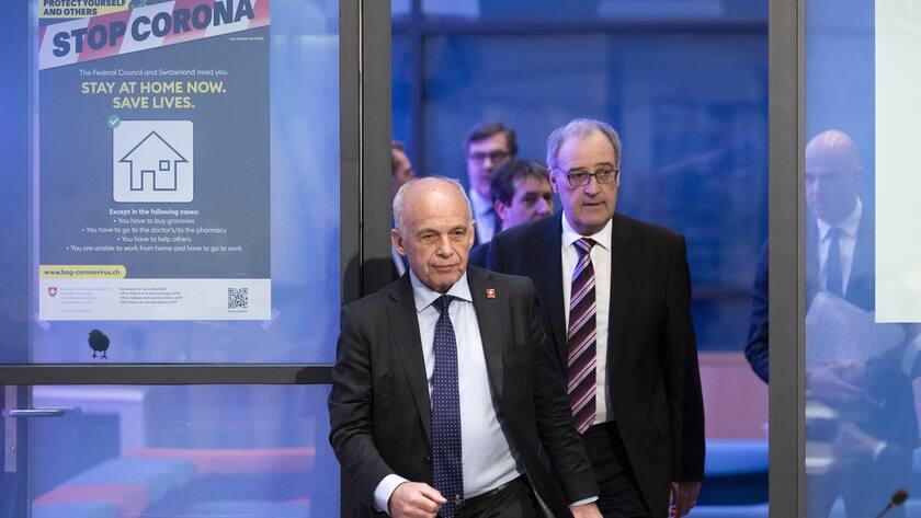Bundesrat Ueli Maurer, Bundesrat Guy Parmelin und Bundesrat Alain Berset, von links, kommen zu einer Medienkonferenz ueber die Situation des Coronavirus, am Freitag, 20. Maerz 2020 in Bern. (KEYSTONE/Peter Klaunzer)
