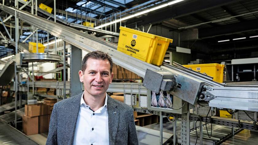 27.01.2021; Safenwil: Kampagne âWir sind für sie daâ Emil Frey Betriebs AG Chef Stephan Müller im Ersatzteillager. © Valeriano Di Domenico