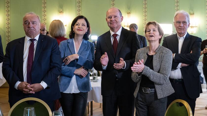 Staenderat Alex Kuprecht, SVP-SZ, Nationalraetin Regine Sauter, FDP-ZH, Valentin Vogt, Praesident des Schweizerischen Arbeitgeberverbandes, Staenderaetin Brigitte Haeberli-Koller, Mitte-TG und Hans Ulrich Bigler, Direktor Schweizerischer Gewerbeverband, von links, freuen sich ueber die Hochrechnung zur AHV 21 Reform,
