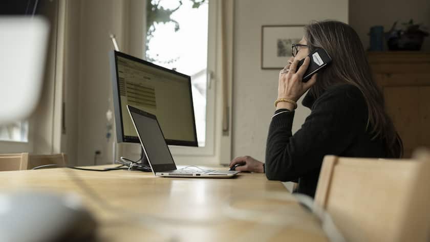 Eine Frau telefoniert an ihrem Arbeitsplatz im Homeoffice, fotografiert am 22. Januar 2021 in Aarau. (KEYSTONE/Christian Beutler)