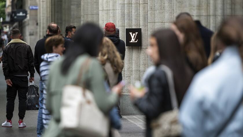 Kunden stehen Schlange vor dem Geschaeft von Louis Vuitton an der Zuercher Bahnhofstrasse fotografiert am 11. Mai 2020 in. (KEYSTONE/Christian Beutler)