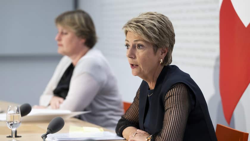 Budgetkürzungen sind bitternötig nötig: Finanzministerin Karin Keller-Sutter (r.) neben Sabine D'Amelio-Favez, Direktorin Eidgenoessische Finanzverwaltung (EFV)