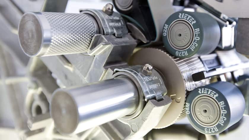 Das Logo der Rieter Holding AG auf einem Maschinenbauteil, aufgenommen anlaesslich der Bilanzpresskonferenz, am Mittwoch, 21. Maerz 2012, in Winterthur. Der Textilmaschinenhersteller hat im vergangenen Jahr 11,4 Prozent mehr Gewinn gemacht als im Vorjahr und 119 Millionen Franken verdient. (KEYSTONE/Alessandro Della Bella)