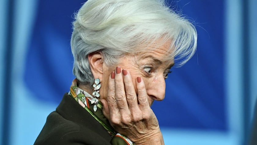Christine Lagarde, Präsidentin der Europäischen Zentralbank (EZB), verlässt nach der Pressekonferenz in der EZB-Zentrale das Podium. Europas oberste Währungshüter haben in Sintra Portugal an einem Treffen teilgenommen.