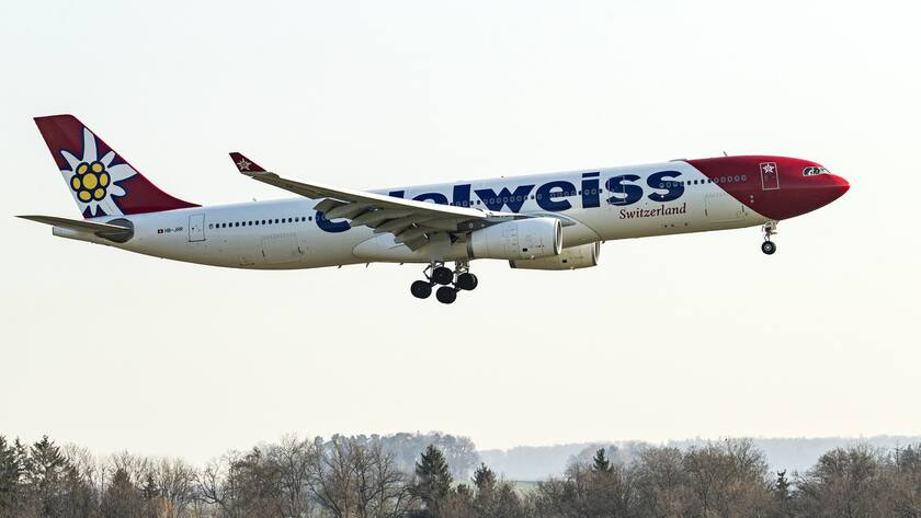 Eine Edelweiss Maschine aus Bogota, Kolumbien, ist im Landeanflug zum Flughafen Zuerich am Mittwoch, 25. Maerz 2020. Bis am Donnerstagmorgen holt das Eidgenoessische Departement fuer Auswaertige Angelegenheiten, EDA, in zunaechst drei Fluegen rund 750 in der Schweiz wohnhafte Personen nach Hause zurueck. Sie hatten wegen der Coronakrise in Suedamerika festgesessen. (KEYSTONE/Alexandra Wey).
