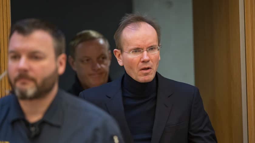 12.12.2022, Bayern, München: Der frühere Wirecard-Vorstandschef Markus Braun betritt am zweiten Verhandlungstag den Gerichtssaal. Verhandelt wird in einem unterirdischen Sitzungssaal neben der JVA München-Stadelheim. Der Fall ist der mutmaßlich größten Betrugsfall der deutschen Nachkriegsgeschichte. Foto: Peter Kneffel/dpa +++ dpa-Bildfunk +++