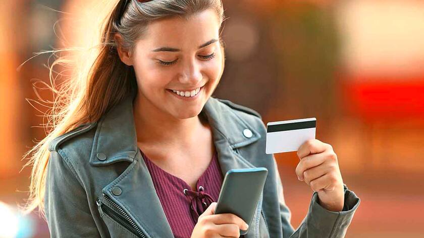 Jugendliche mit Smartphone und Kreditkarte