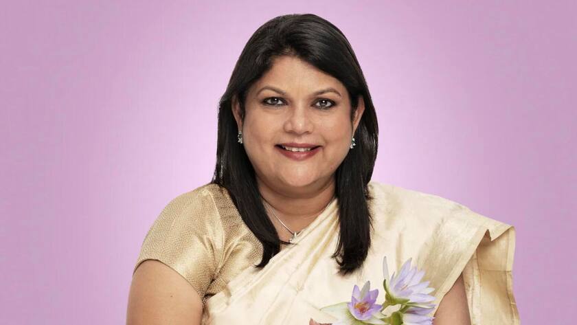 Portrait von Gründerin und CEO der indischen Online-Beauty-Händlerin Nykaa.com. Sie hält Blumen in der Hand.