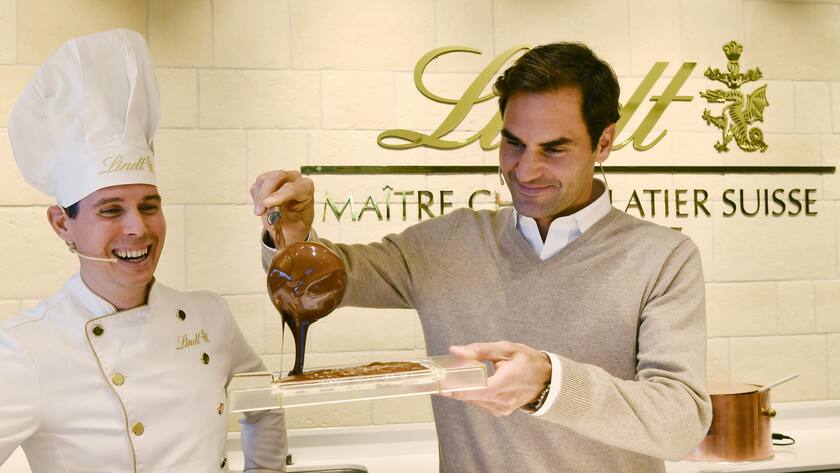 Maitre Chocolatier Stefan Bruderer, links, mit Special Guest Roger Federer, rechts, bei der Eroeffnung der neuen Lindt Boutique auf dem Flughafen Zuerich in Kloten am Freitag, 5. April 2019. (KEYSTONE/Walter Bieri)