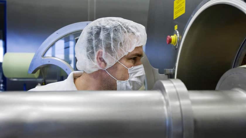 Pharmamitarbeiter (Symbolbild): Roche engagiert sich in der Forschung gegen das Corona-Virus.