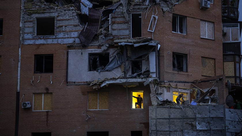 People check the damage at their apartments hit by a Russian missile in Mykolaiv, Sunday, Oct. 23, 2022. (KEYSTONE/AP Photo/Emilio Morenatti)