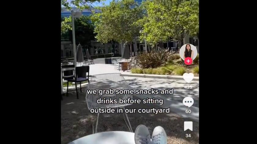 Mitarbeiterin bei Meta sitzt im Campus Park und legt die Beine hoch.