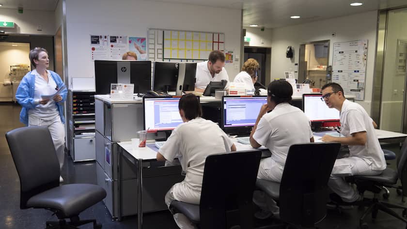 Du personnel medical et infirmier travaille dans le service des Urgences du Centre Hospitalier Universitaire Vaudois, CHUV, ce mercredi 22 mai 2019 a Lausanne. (KEYSTONE/Laurent Darbellay)