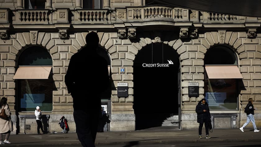 Passanten gehen am Credit Suisse Hauptsitz am Zuercher Paradeplatz vorbei, aufgenommen am Donnerstag, 10. Februar 2022 in Zuerich. (KEYSTONE/Michael Buholzer)