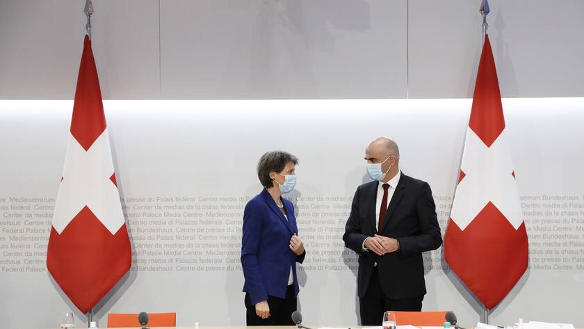 Bundespraesidentin Simonetta Sommaruga, links, diskutiert mit Bundesrat Alain Berset nach einer Medienkonferenz des Bundesrates zur aktuellen Lage und Massnahmen im Zusammenhang mit dem Coronavirus, am Mittwoch, 28. Oktober 2020, in Bern. (KEYSTONE/Peter Klaunzer)