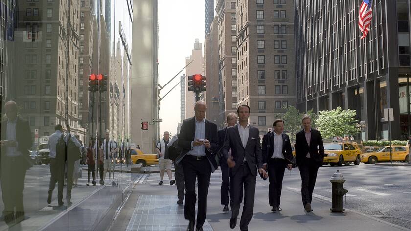 Passersby in front of UBS bank's branch on Park Avenue in New York City, USA, pictured on June 7, 2010. (KEYSTONE/Martin Ruetschi)Passanten vor dem Sitz der UBS AG an der Park Avenue in New York City, USA, aufgenommen am 7. Juni 2010. (KEYSTONE/Martin Ruetschi)