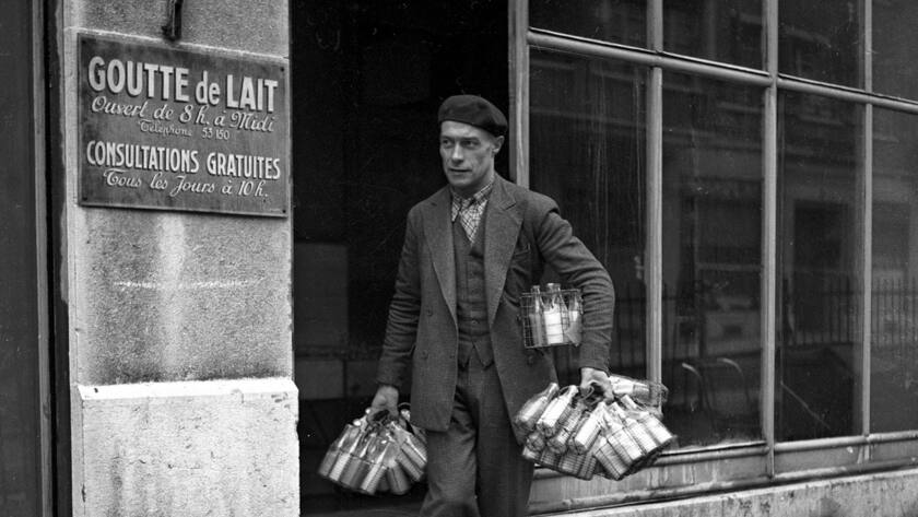 Damals war die Flasche noch der Standard. Mann vor einer Abgabestation für Säuglingsmilch in Genf (1942)