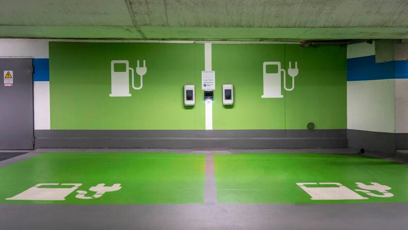 Parken und Laden: Was öffentliche Ladestationen – etwa in Parkhäusern – betrifft, ist die Schweiz sehr gut aufgestellt. Beim privaten Ladenetz hapert es allerdings.