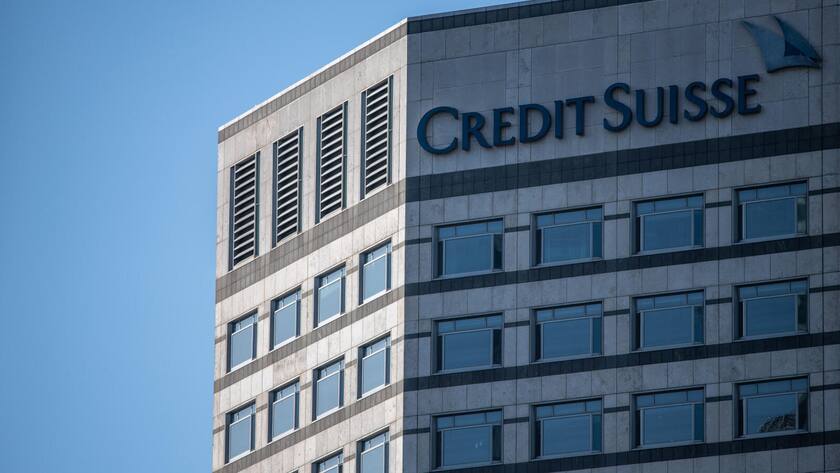 Ansicht Credit Suisse Gebäude in London mit Logo.