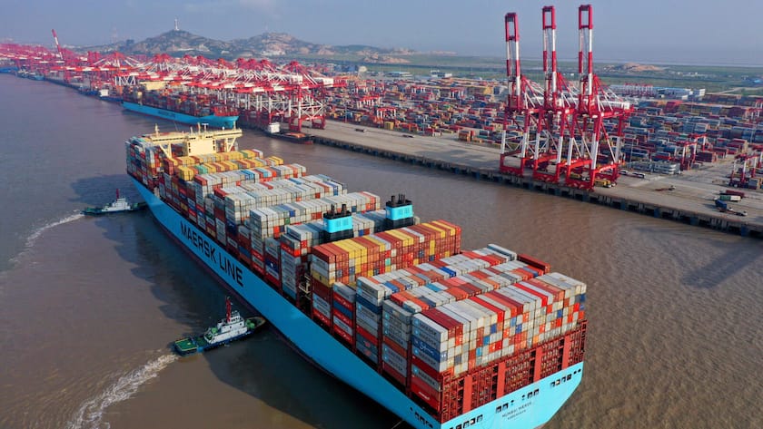 Ein Container der Maersk Line wird in Shanghai in den Hafen gezogen.