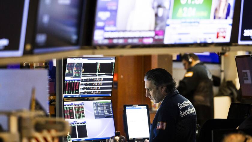epa09807666 Traders work on the floor of the New York Stock Exchange as world markets continue to react to Russia's invasion of Ukraine, in New York, New York, USA, 07 March 2022. EPA/JUSTIN LANE