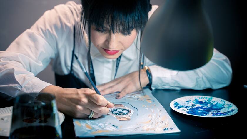 Die Künstlerin Estelle Lagarde malt eine Uhr