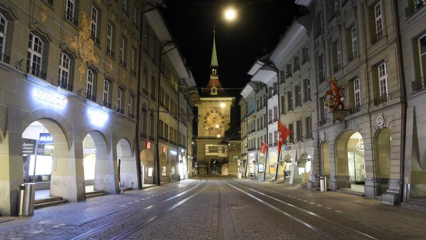 Eine leere Strasse waehrend der Coronavirus (Covid-19) Pandemie, am Sonntag, 15. Maerz 2020 in Bern. (KEYSTONE/Anthony Anex)