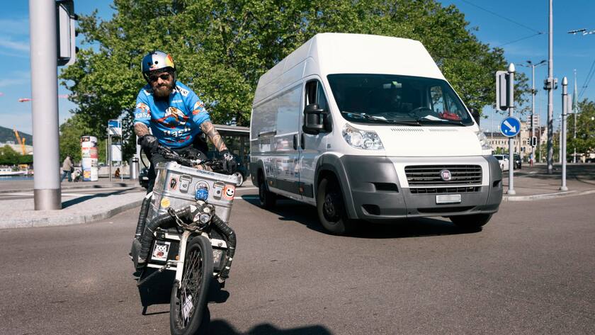 Ein Fahrradkurier des Kurierdienstleisters Flash Delivery Services, aufgenommen am 22. Mai 2017 auf einem Lastenfahrrad auf einer Strasse in Zürich.