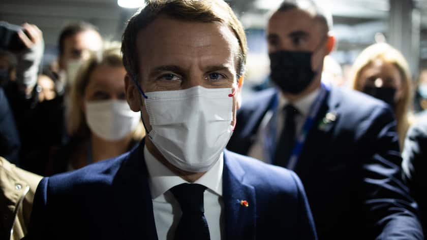 Journalists gather around French President Emmanuel Macron as he arrives for the COP26 UN Climate Summit in Glasgow on November 1, 2021. More than 120 world leaders meet in Glasgow in a "last, best hope" to tackle the climate crisis and avert a looming global disaster. Photo by Raphael Lafargue/ABACAPRESS.COM (FOTO: DUKAS/ABACA)