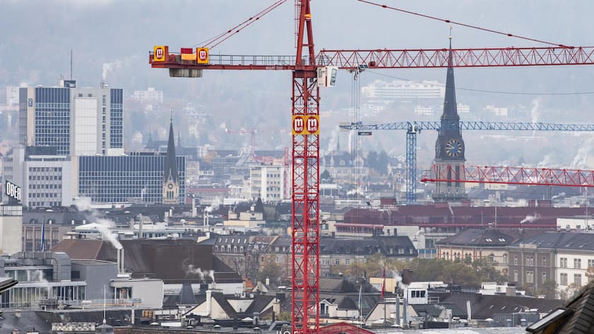 Die besten Immobilienfonds der Schweiz Blick auf das Verwaltungszentrum Werd, links, und die St. Jakobskirche, rechts, hinter Baukraenen in der Stadt, aufgenommen am Montag, 25. Oktober 2021 in Zuerich. (KEYSTONE/Ennio Leanza)