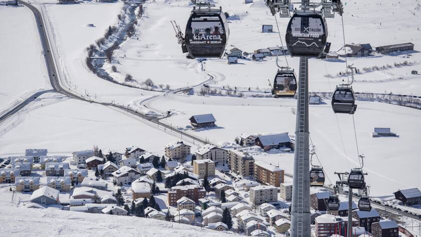 THEMENBILD ZUM VERKAUF DES SKIGEBIETS ANDERMATTT-SEDRUN AN VAIL RESORTS --- Das Dorf Andermatt mit der Urserntal im Skigebiet Andermatt-Oberalp-Sedrun, am Samstag, 12. Februar 2022. (KEYSTONE/Urs Flueeler)