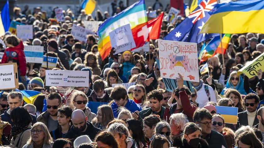 epa09804065 Protesters take part in a demonstration against the Russian invasion of Ukraine in Geneva, Switzerland, 05 March 2022. According to the United Nations (UN), at least one million people have fled Ukraine to neighboring countries since the beginning of Russia's military aggression on 24 February 2022. The UN estimates that around 160,000 Ukrainians are currently internally displaced. EPA/MARTIAL TREZZINI