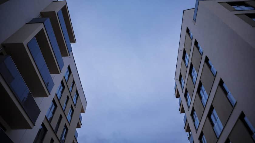 Neu gebaute Wohnhaeuser stehen wir vor einem dunklen Abendhimmel. Magdeburg, 28.02.2019. Magdeburg Deutschland *** Newly built apartment buildings we stand in front of a dark evening sky Magdeburg 28 02 2019 Magdeburg Germany PUBLICATIONxINxGERxSUIxAUTxONLY Copyright: xThomasxTrutschel/photothek.netx
