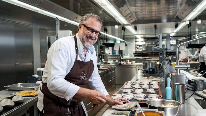 Storchen Wild Dinner mit Gratian Anda am Anrichten